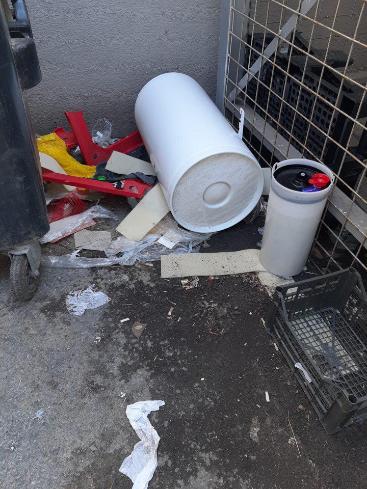 Vo vonkajšom prostredí medzi kontajnermi na komunálny odpad a klietkou na skladovanie zlisovaných obalov sa nachádzal rôzny odpad (zvyšky plastových obalov, sáčky, zlomený manipulačný vozík.