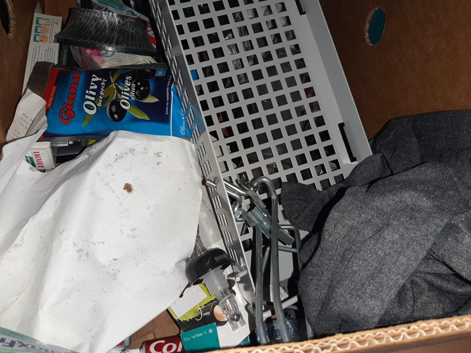 Systémový neporiadok, rôzne predmety skladované neusporiadane.