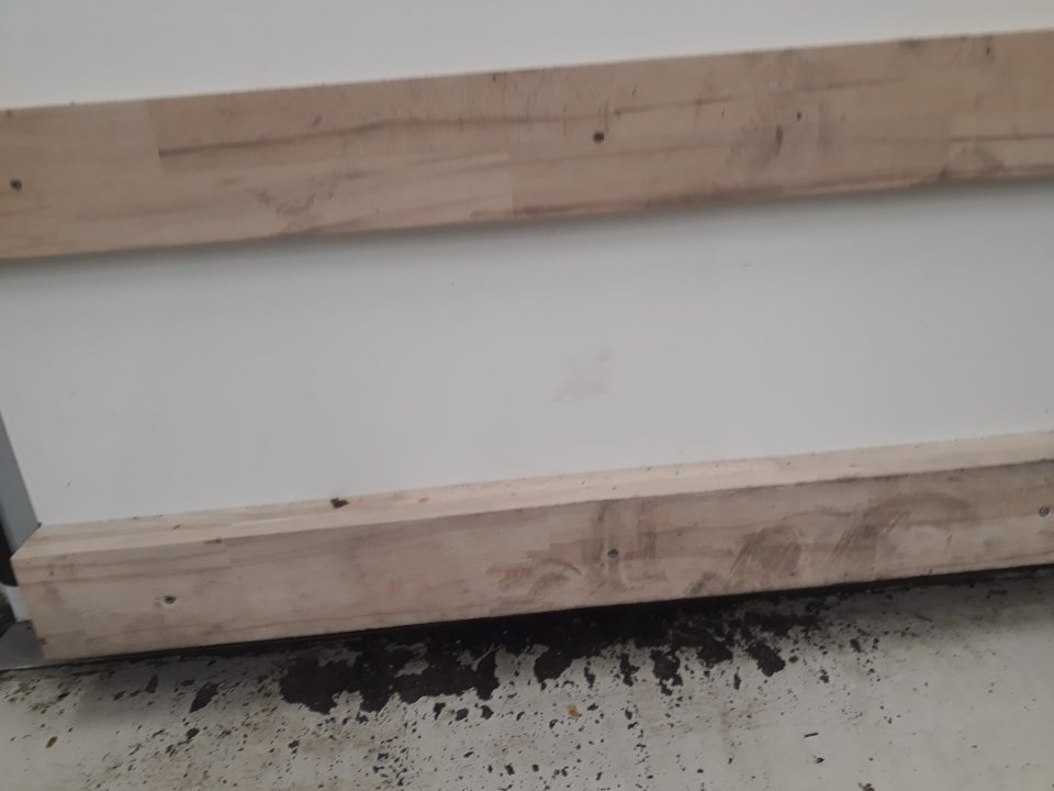 Celé zázemie manipulačnej chodby nie je udržiavané na požadovanej hygienickej úrovni. Podlahy znečistené čiernymi šmuhmi.