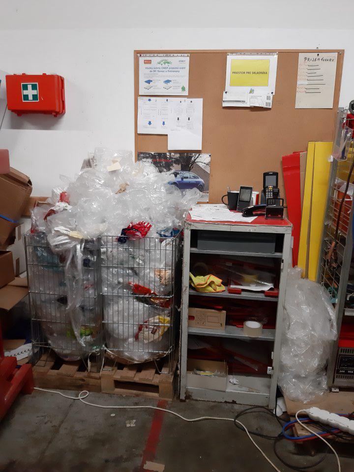 Okolie príjmu tovaru neudržiavaný, nahromadené rôzne predmety.