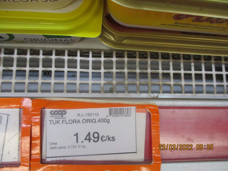 Znečistená mreža a priestor pod mrežou chladiaceho zariadenia. 