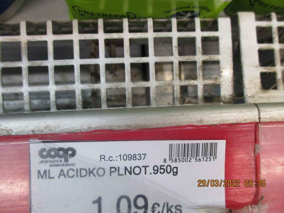 Znečistený priestor pod mrežou v chladničke. 
