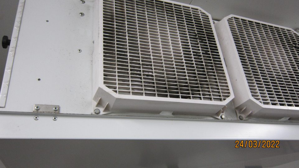 Znečistené klimatizačné zariadenie v chladiacom boxe v zázemí