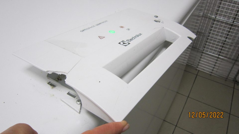 Poškodená rúčka na otváraní mrazničky na surovina na dopekanie 