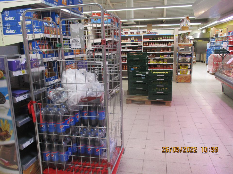 Tovar sladovaný na predajnej ploche. 