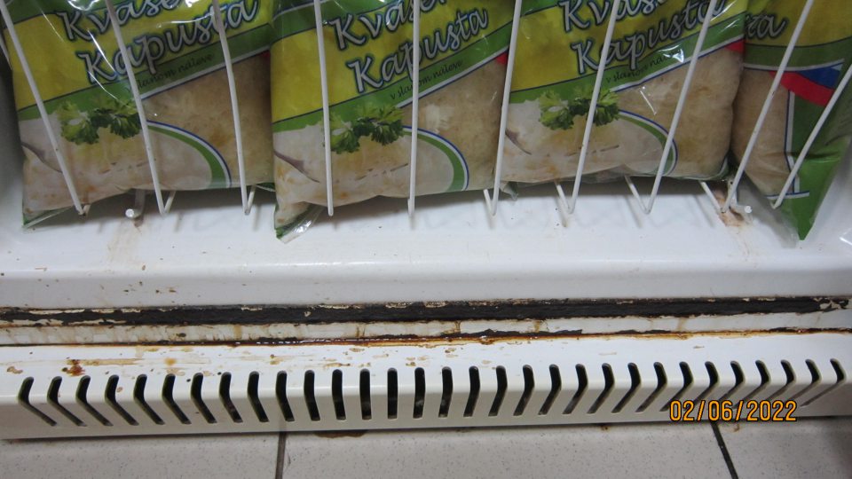 Hrdzavá chladnička na kvasenú kapustu v predajni
