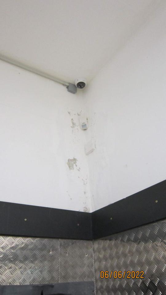 Zatečená stena v zázemí predajne 