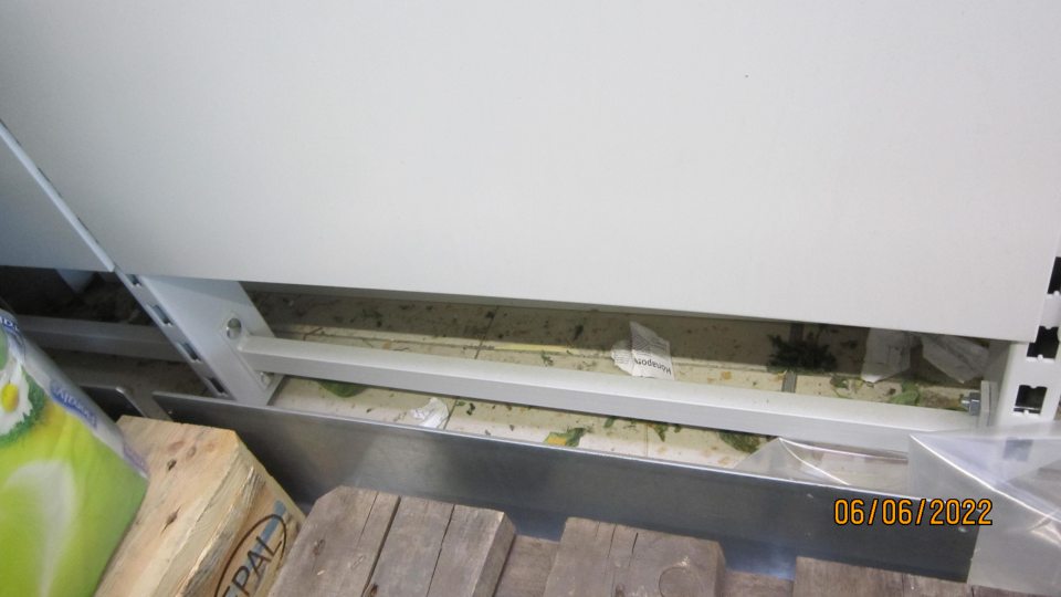 Nečistoty pod regálmi