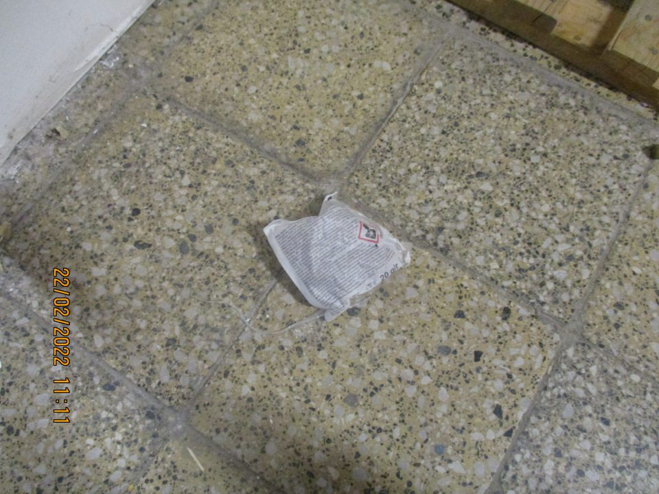 Požerové pasce voľne rozhádzané v sklade.