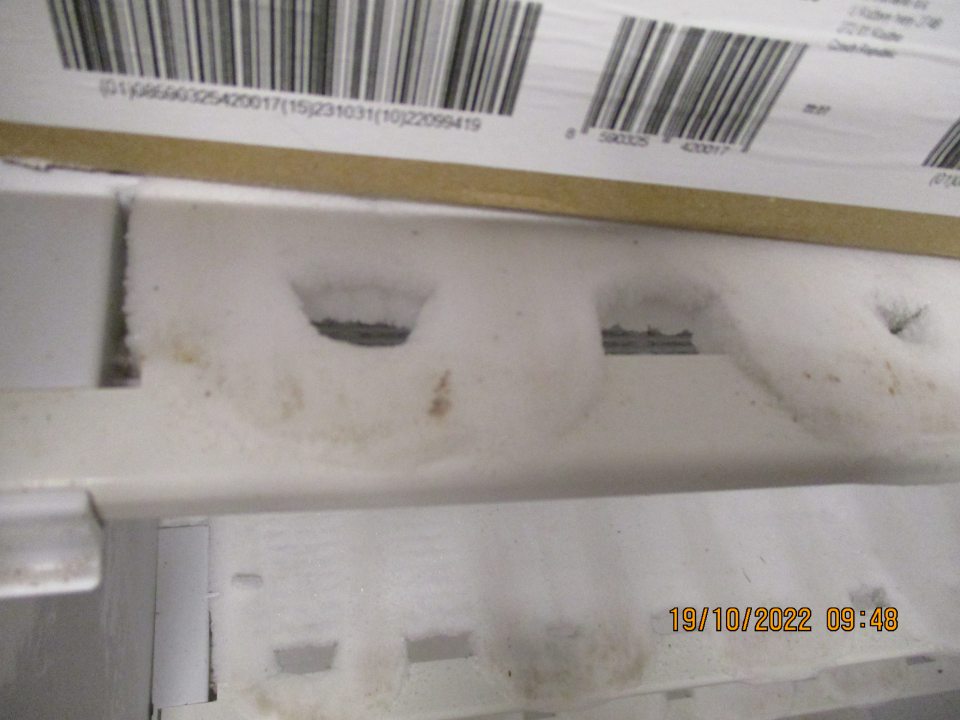 V predajni námraza v mraziacom zariadení.