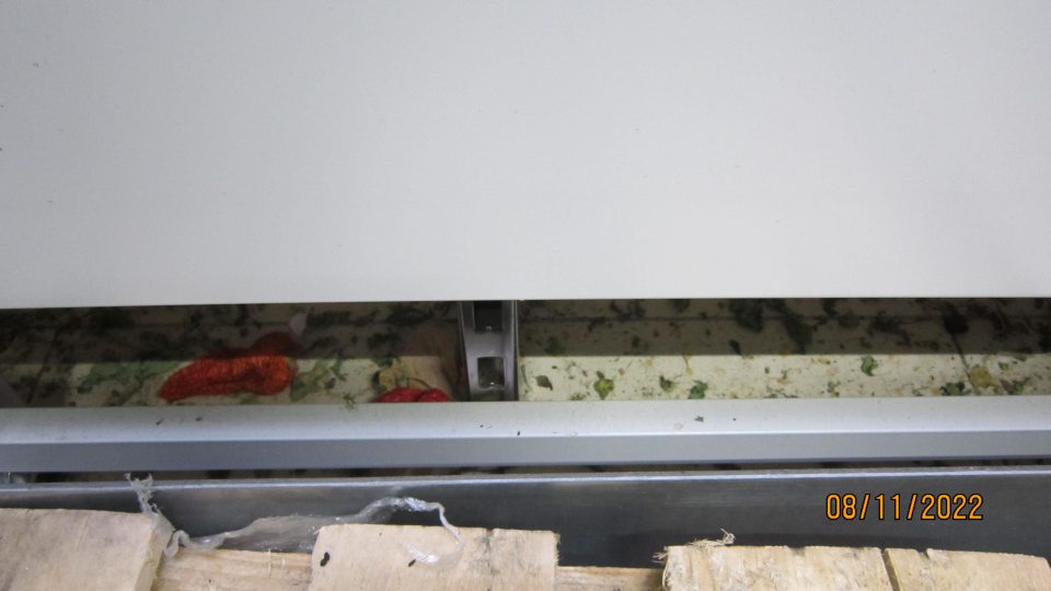 Nečistoty pod regálmi v predajni