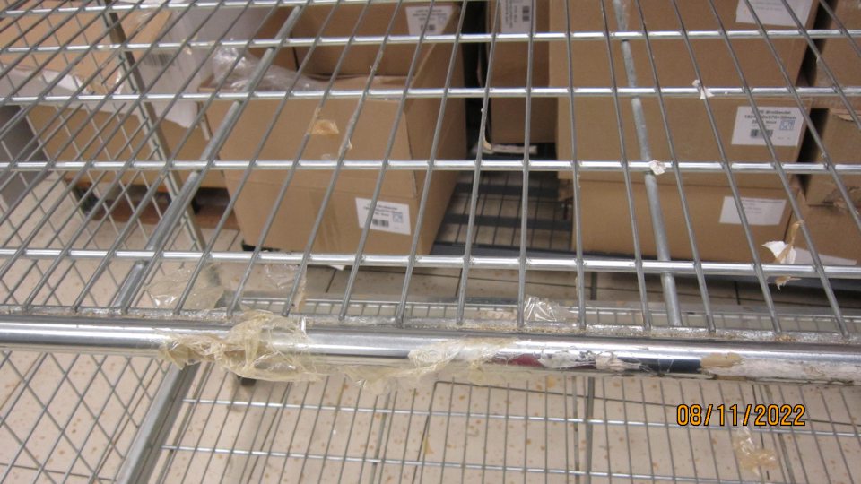 Manipulačný vozík na dopek bol oblepený zbytkami štítkov a lepiacej pásky