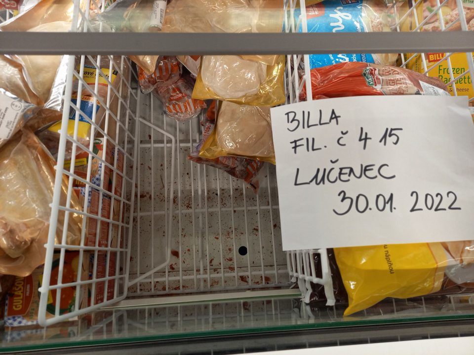 Nazhromaždené nečistoty v spodnej časti mraziaceho boxu.