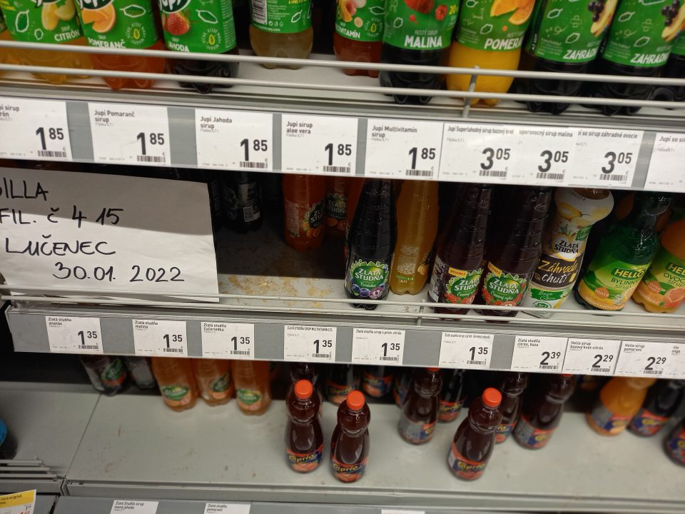 Potečené regály v predajni.