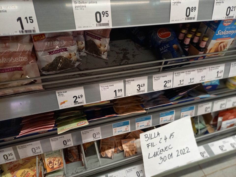 Rozsypaný mak v regály.