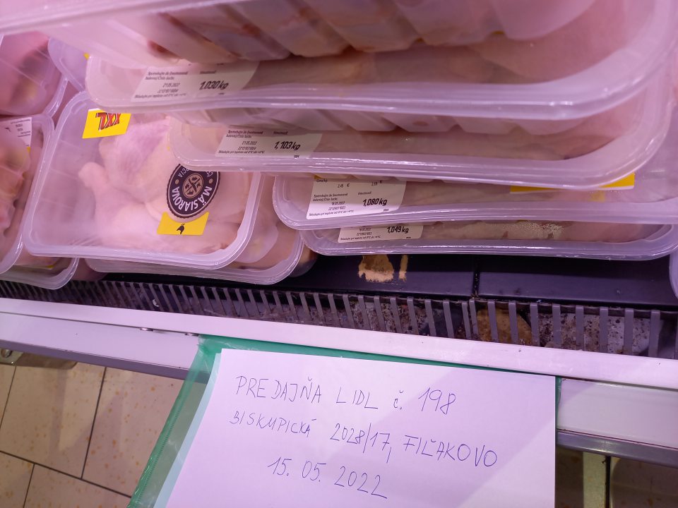V chladničke s baleným mäsom a balenou hydinou znečistené mriežky chladiacej vitríny.