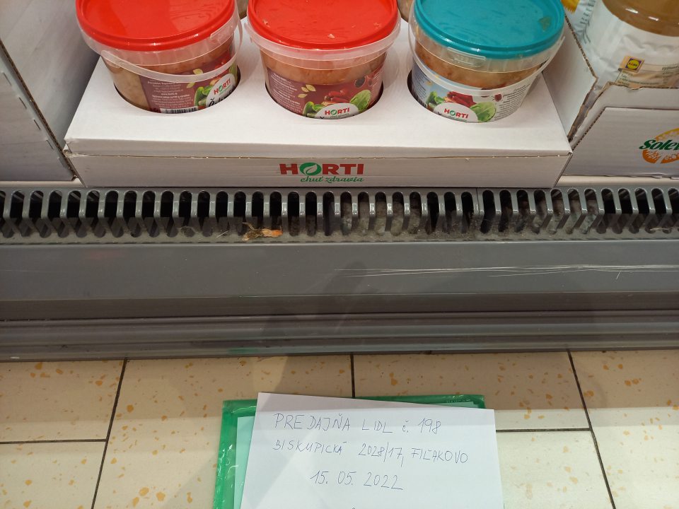 V chladničke so spracovanou zeleninou znečistené mriežky chladiacej vitríny.