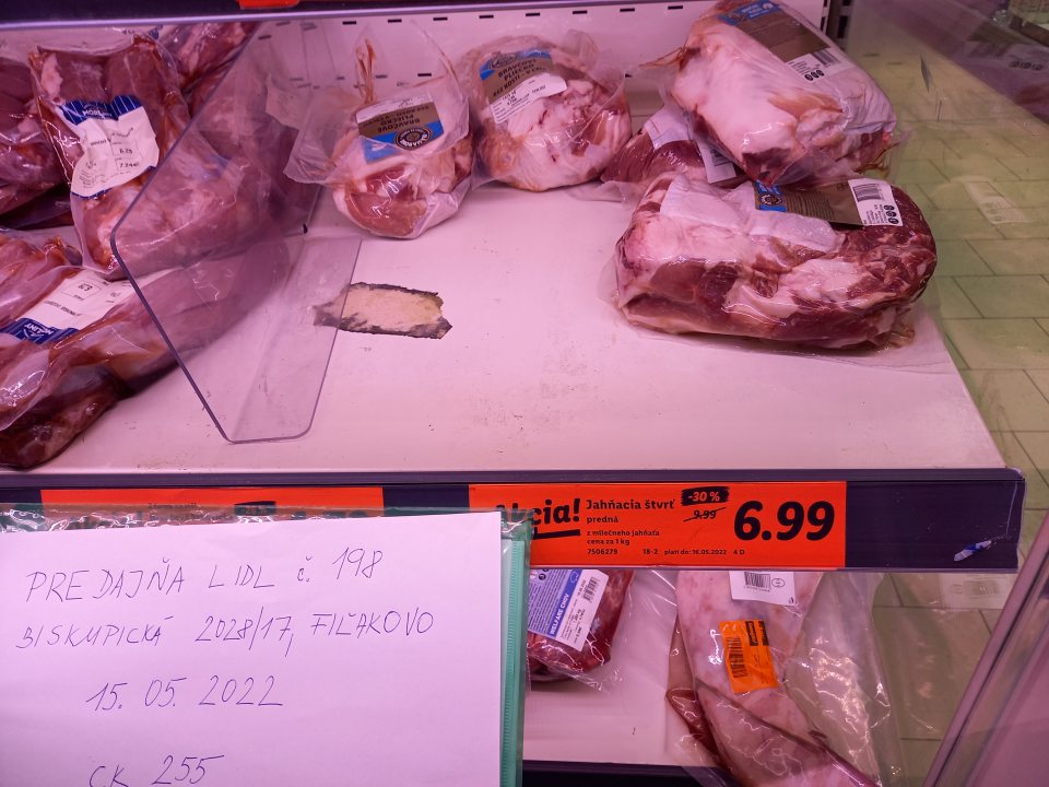 V mrazničke s mrazenou zeleninou rozsypané zvyšky zeleniny.
