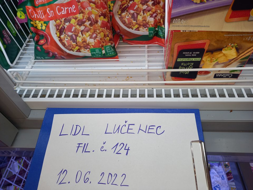 Na úseku hlbokozmrazených potravín v mraziacej vitríne s hlbokozmrazenými polotovarmi - regál znečistený od zvyškov rozsypanej zeleniny a iných nečistôt.