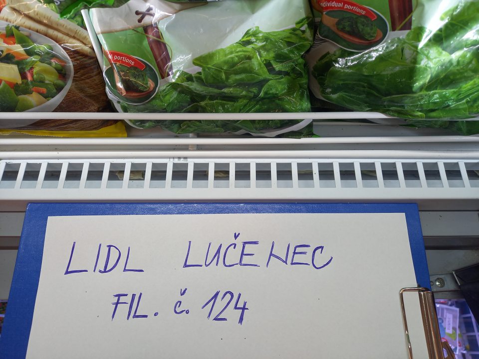 Hygienické nedostatky na úseku hlbokozmrazených potravín v mraziacej vitríne s hlbokozmrazenou zeleninou bol regál znečistený od zvyškov rozsypanej zeleniny a iných nečistôt, po celej dĺžke mraziacich vitrín pod mriežkami sú nazhromaždené nečistoty.