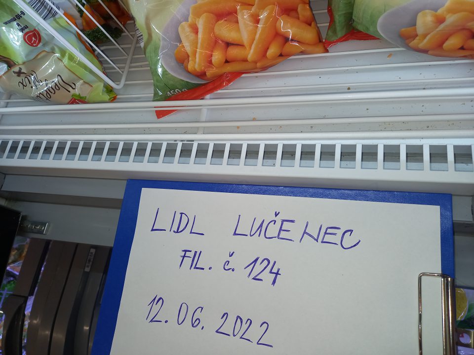 Nazhromaždené nečistoty pod mriežkami v mraziacej vitríne.