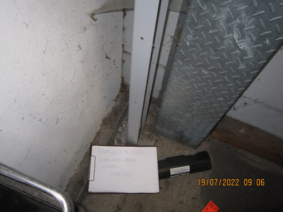 Na rampe prevádzky znečistená podlaha a pavučiny