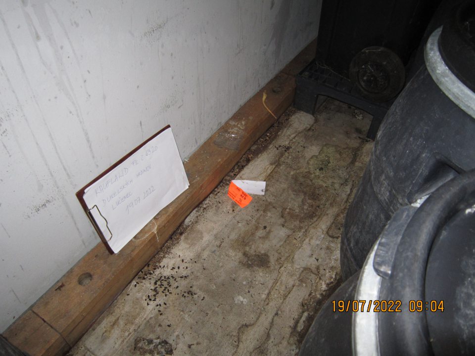 Na rampe prevádzky silne znečistená podlaha