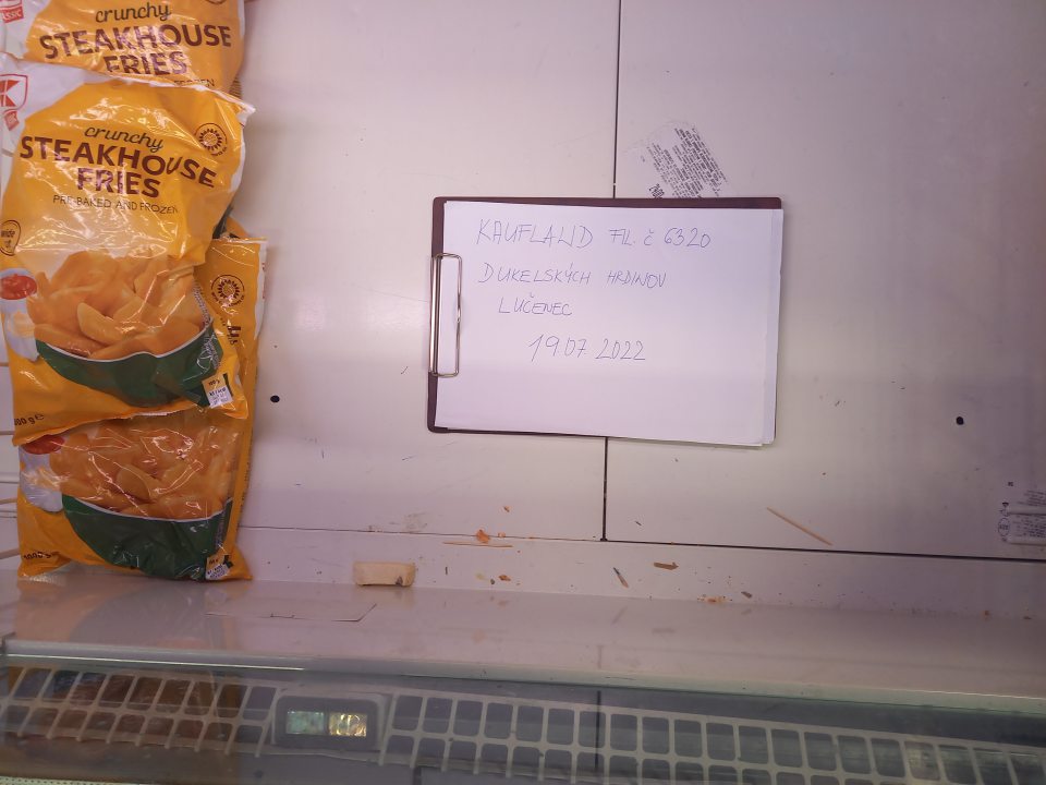 V predajni znečistený mraziaci box s mrazenými hranolkami