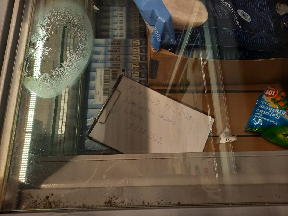 V predajni znečistený mraziaci box s mrazenými produktami rybolovu