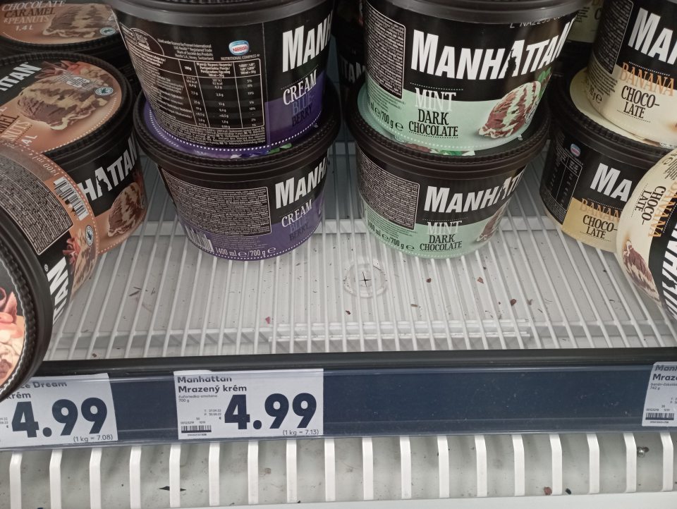 Nečistoty a kovové časti v mraziacich zariadeniach na predajnej ploche.