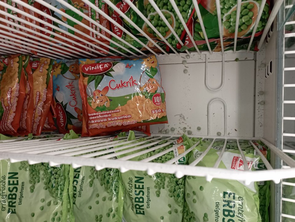 Zvyšky potravín nachádzajúcich sa v mraziacich zariadeniach na predajnej ploche.