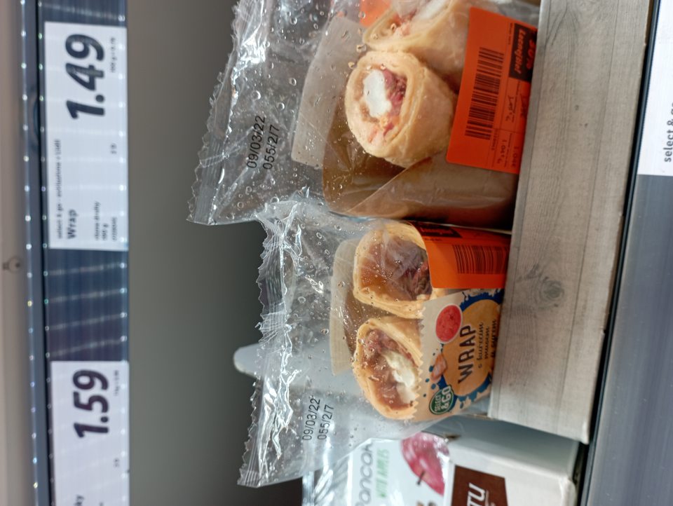 Wrap - pšeničná tortilla s paradajkovým práškom plnená pečeným kuracím mäsom, kockami syra a salsa omáčkou 190 gramov po dátume spotreby.