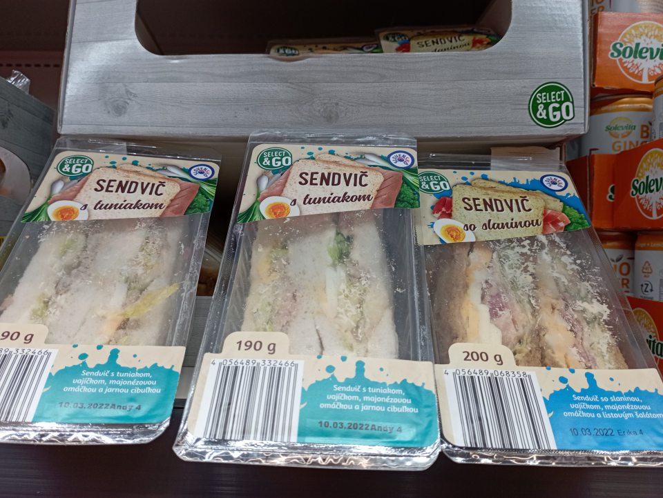 Sendvič s tuniakom, majonézovou omáčkou, vajíčkom, listovým šalátom a jarnou cibuľkou 190g a Sendvič so slaninou, vajíčkom, majonézovou omáčkou a listovým šalátom 200g po dátume spotreby.