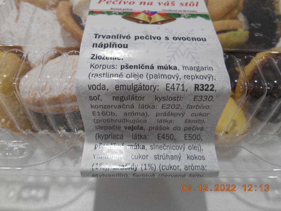 Na etikete výrobku: Trvanlivé pečivo s ovocnou náplňou, 500 g, minimálna trvanlivosť do: 8.04.23, výrobca: Cukráreň s.r.o., SNP 1, 990 01 Veľký Krtíš v zložení je prostredníctvom tlače zvýraznená zložka: „emulgátor R322“ bez presného odkazu na názov látky alebo výrobku spôsobujúceho alergiu alebo neznášanlivosť.                                                                                                                                                                            