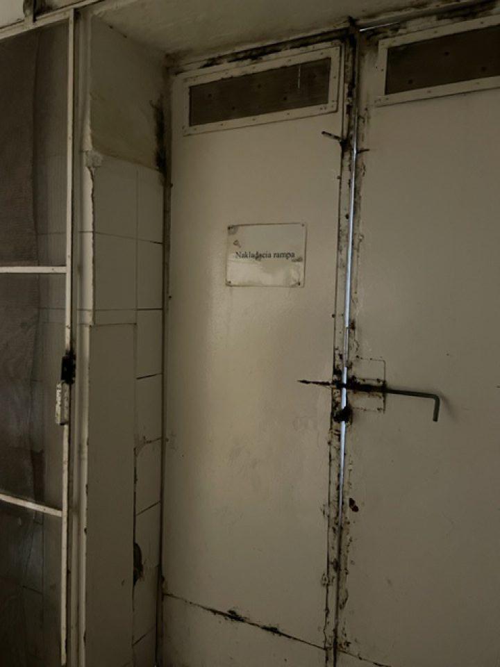 Poškodený hygienický náter steny a dverí na príjme surovín.