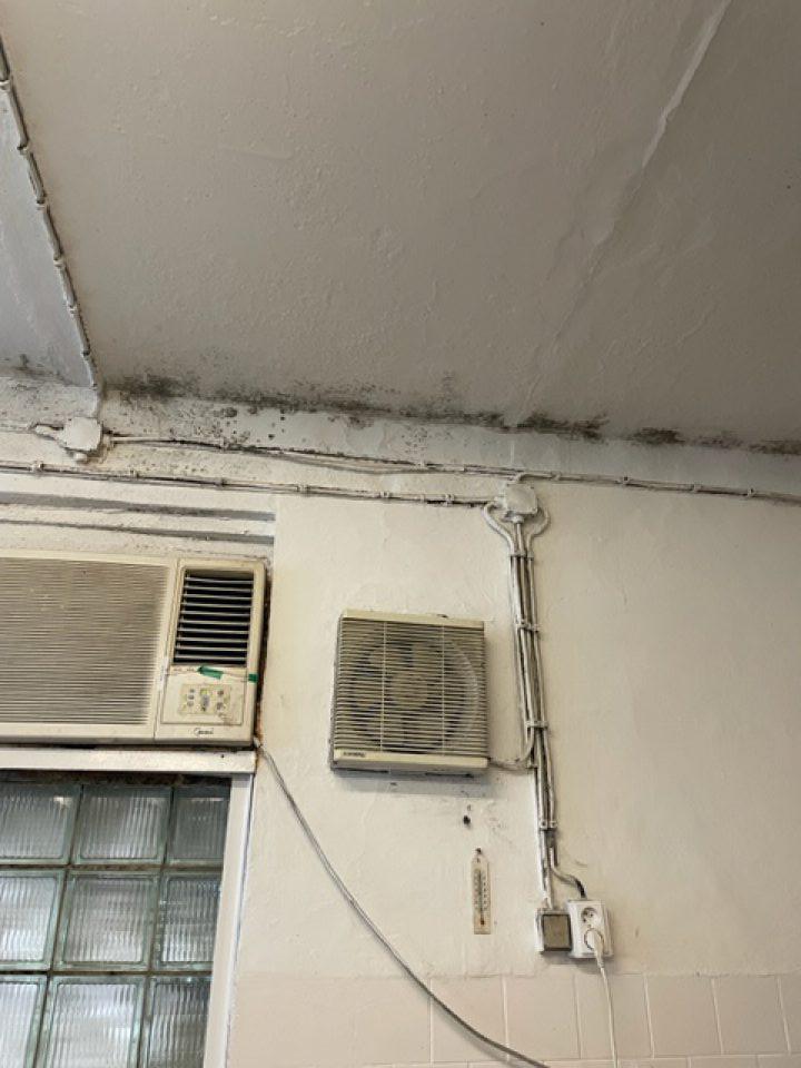 Poškodený hygienický náter na strope vo výrobni knedlí.