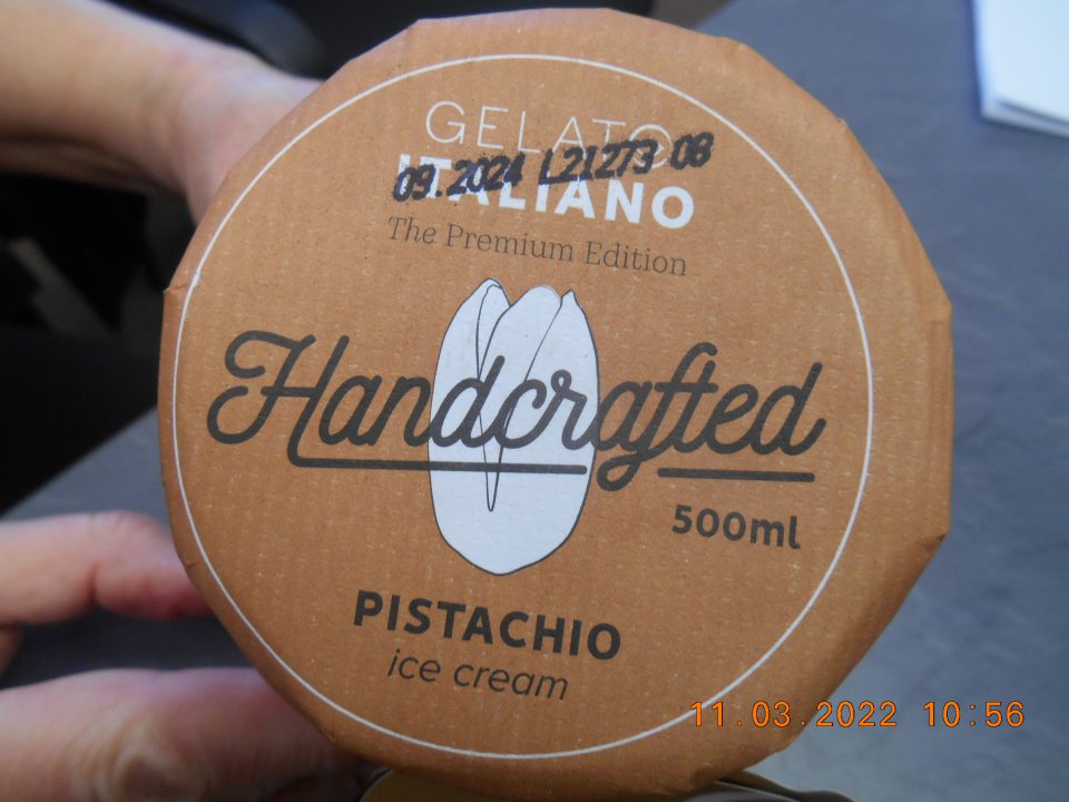 Nedostatok v označení výrobku: GELATO ITALIANO Pistáciový mrazený krém s rastlinným tukom a pistáciovou polevou, 500 ml - nesprávny spôsob uvedenia dátumu minimálnej trvanlivosti.: Na pripevnenej etikete uvedené: „Minimálna trvanlivosť do: Uvedené na obale.“ Na obale výrobku uvedené: „09.2024“, správne má byť: ,,Minimálna trvanlivosť do konca: 09.2024“.