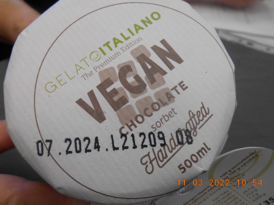 Nedostatok v označení výrobku: GELATO ITALIANO Mrazený krém vegán čokoládový sorbet, 500 ml - nesprávny spôsob uvedenia dátumu minimálnej trvanlivosti.: Na pripevnenej etikete uvedené: „Minimálna trvanlivosť do: Uvedené na obale.“ Na obale výrobku uvedené: „07.2024“, správne má byť: ,,Minimálna trvanlivosť do konca: 07.2024“.