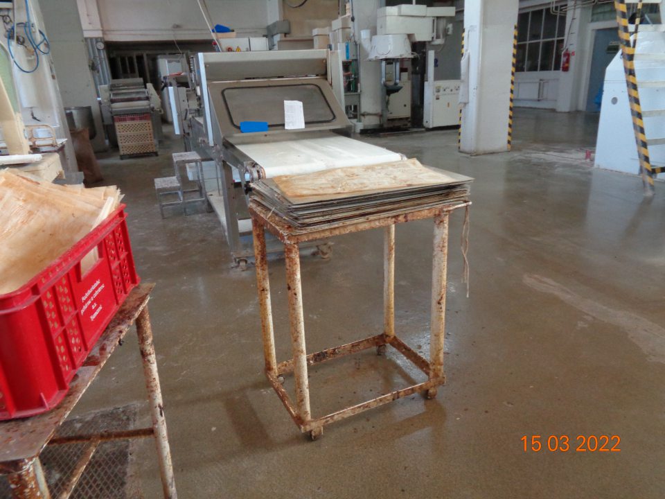 Poškodený a znečistený hygienický náter pomocných stolíkov v blízkosti linky jemného pečiva.