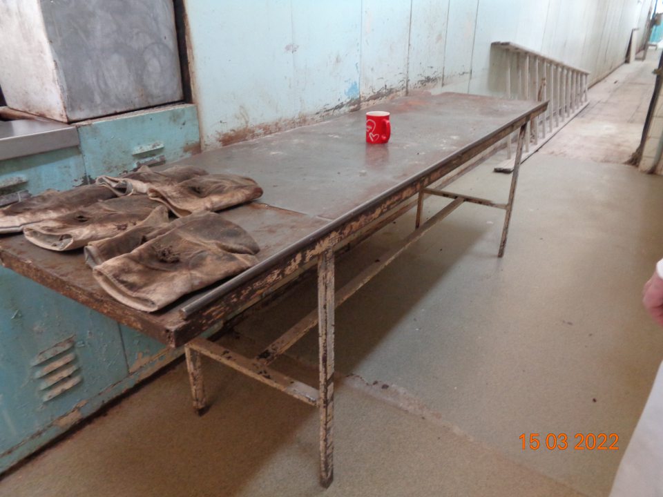 Poškodený a znečistený hygienický náter pomocného stolíka v blízkosti pece jemného pečiva.