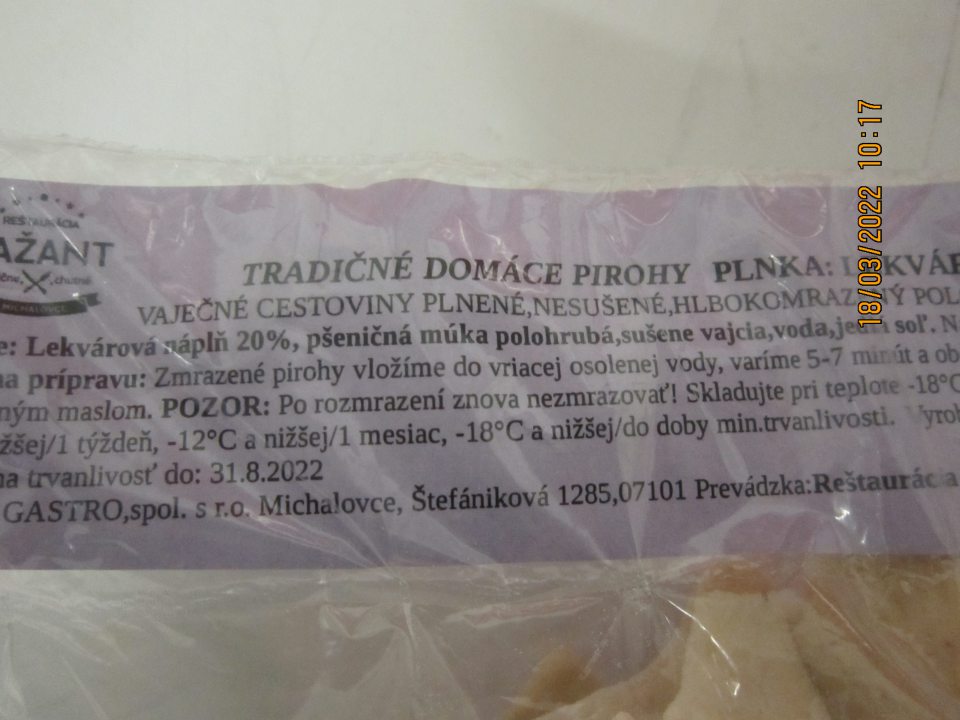 Nedostatok v označení výrobku: TRADIČNÉ DOMÁCE PIROHY PLNKA: LEKVÁROVÁ 1000g - v  zozname zložiek nie sú oproti zvyšnej časti zoznamu zdôraznené zložky „pšeničná múka polohrubá“ obsahujúca alergén glutén a „sušené vajcia“; nie je uvedené zloženie zloženej zložky „Lekvárová náplň 20%“; zoznam zložiek nie je uvedený v zostupnom poradí podľa hmotnosti. 
