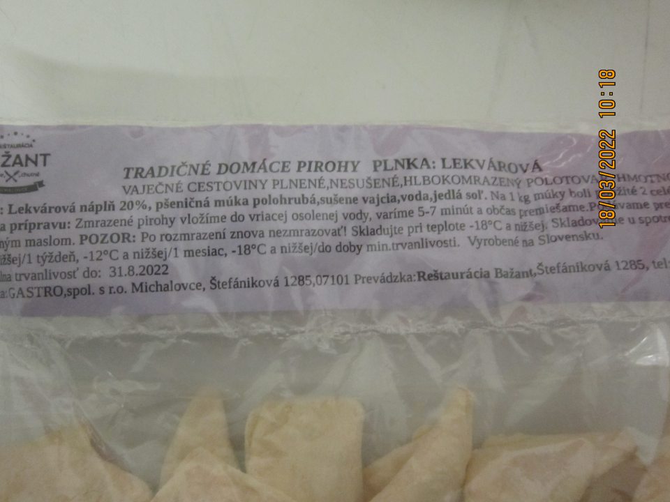 Nedostatok v označení výrobku: TRADIČNÉ DOMÁCE PIROHY PLNKA: LEKVÁROVÁ 500g - v  zozname zložiek nie sú oproti zvyšnej časti zoznamu zdôraznené zložky „pšeničná múka polohrubá“ obsahujúca alergén glutén a „sušené vajcia“; nie je uvedené zloženie zloženej zložky „Lekvárová náplň 20%“; zoznam zložiek nie je uvedený v zostupnom poradí podľa hmotnosti. 