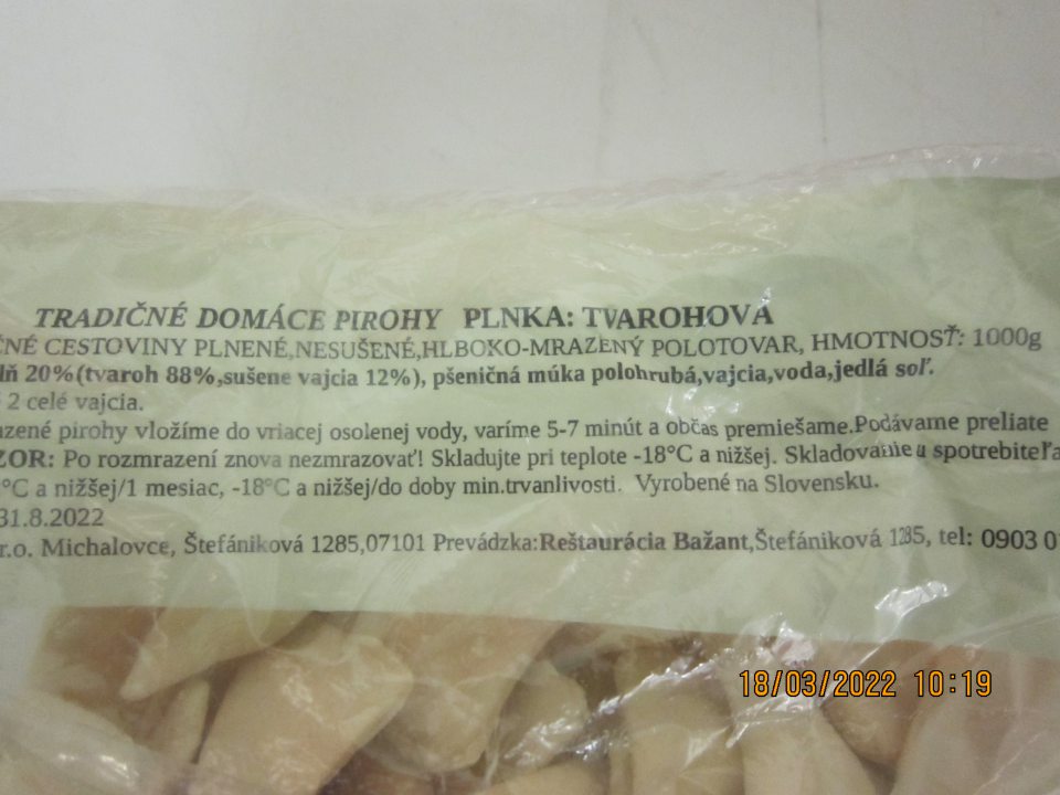 Nedostatok v označení výrobku: TRADIČNÉ DOMÁCE PIROHY PLNKA: TVAROHOVÁ 1000g - v  zozname zložiek nie sú oproti zvyšnej časti zoznamu zdôraznené zložky „tvaroh“- alergén mliečny výrobok, „pšeničná múka polohrubá“ obsahujúca alergén glutén, „sušené vajcia“ a „vajcia“; zoznam zložiek nie je uvedený v zostupnom poradí podľa hmotnosti. 
