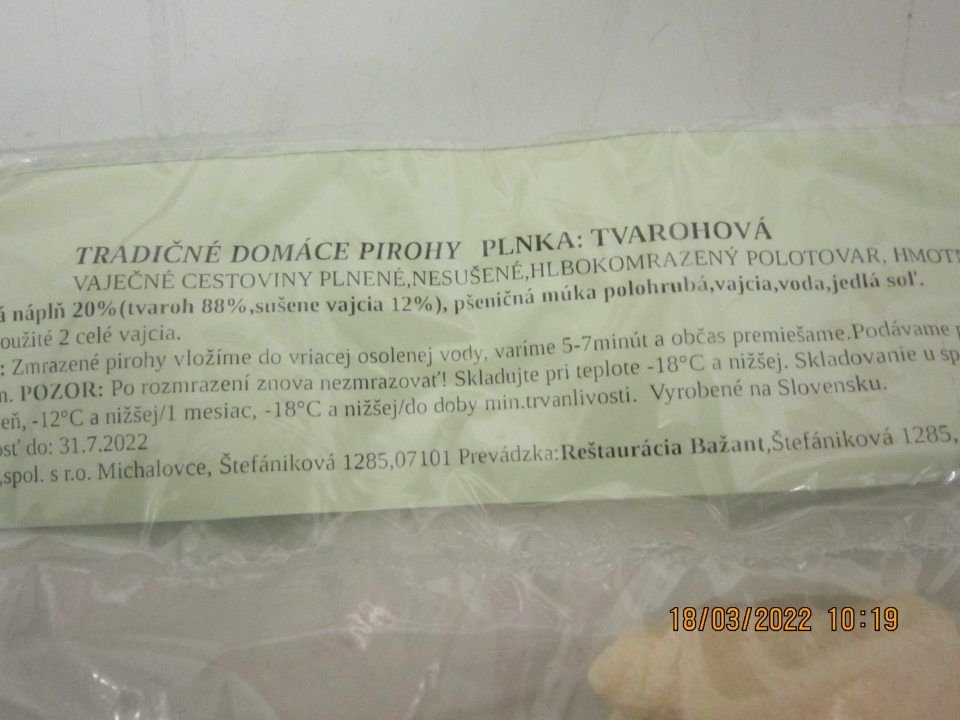 Nedostatok v označení výrobku: TRADIČNÉ DOMÁCE PIROHY PLNKA: TVAROHOVÁ 500g - v  zozname zložiek nie sú oproti zvyšnej časti zoznamu zdôraznené zložky „tvaroh“- alergén mliečny výrobok, „pšeničná múka polohrubá“ obsahujúca alergén glutén, „sušené vajcia“ a „vajcia“; zoznam zložiek nie je uvedený v zostupnom poradí podľa hmotnosti. 