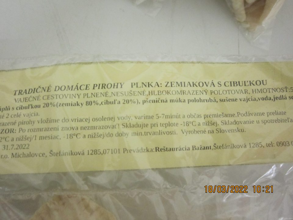 Nedostatok v označení výrobku: TRADIČNÉ DOMÁCE PIROHY PLNKA: ZEMIAKOVÁ S CIBUĽKOU 500g - v  zozname zložiek nie sú oproti zvyšnej časti zoznamu zdôraznené zložky „pšeničná múka polohrubá“ obsahujúca alergén glutén a „sušené vajcia“; zoznam zložiek nie je uvedený v zostupnom poradí podľa hmotnosti.
