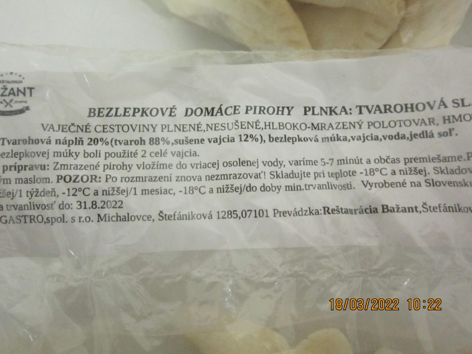 Nedostatok v označení výrobku: BEZLEPKOVÉ DOMÁCE PIROHY PLNKA: TVAROHOVÁ SLADKÁ 500g - v  zozname zložiek nie sú oproti zvyšnej časti zoznamu zdôraznené zložky „tvaroh“- alergén mliečny výrobok, „sušené vajcia“ a „vajcia“; zoznam zložiek nie je uvedený v zostupnom poradí podľa hmotnosti.