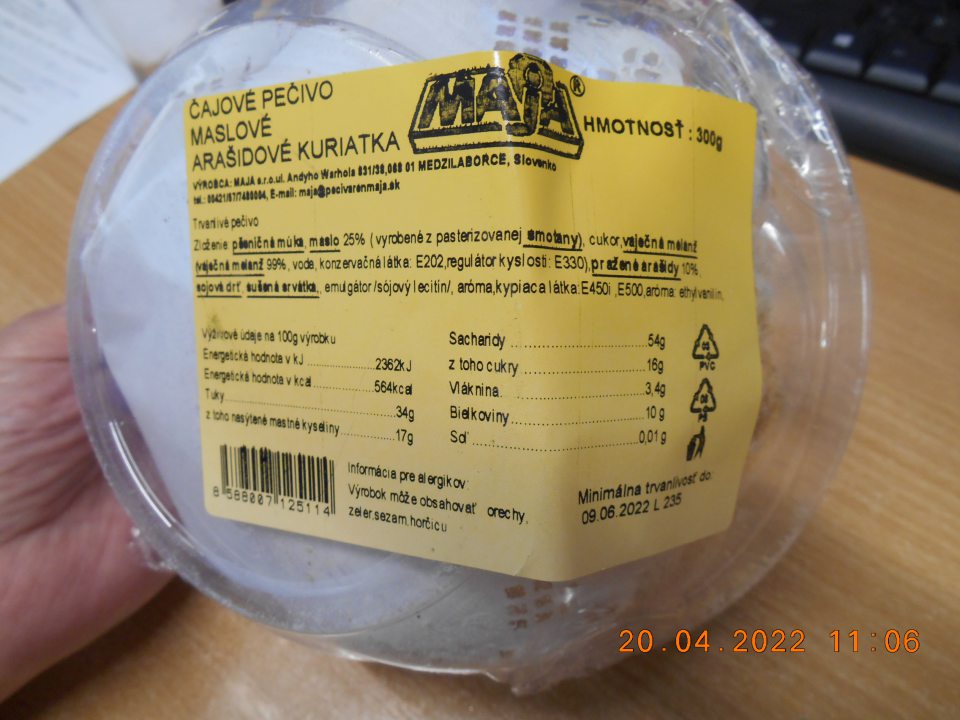 Arašidové kuriatka, čajové pečivo maslové 300 g, výrobca: MAJA s.r.o., ul. Andyho Warhola 831/38, 088 01 Medzilaborce, Slovensko, minimálna trvanlivosť do 09.06.2022, L235 - v zozname zložiek nie je zdôraznená oproti zvyšnej často zoznamu zložka „emulgátor (sójový lecitín)“, obsahujúca alergén sójové bôby.