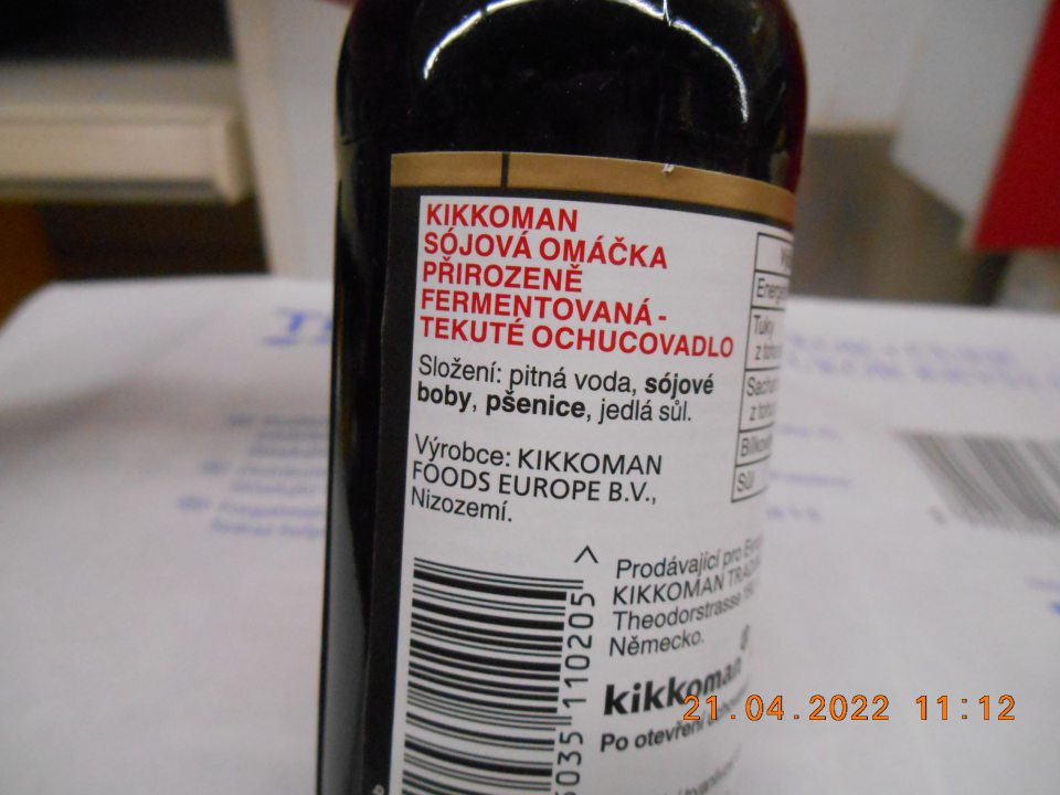 Predaj výrobku: „KIKKOMAN“ PŘIROZENĚ FERMENTOVANÁ SÓJOVÁ OMÁČKA, TEKUTÉ OCHUCOVADLO 150 ml,  výrobce: KIKKOMAN FOODS EUROPE B. V., Nizozemí – na etikete výrobku nie sú povinné údaje uvedené v kodifikovanej podobe štátneho jazyka, všetky požadované povinné údaje sú uvedené len v českom jazyku. 