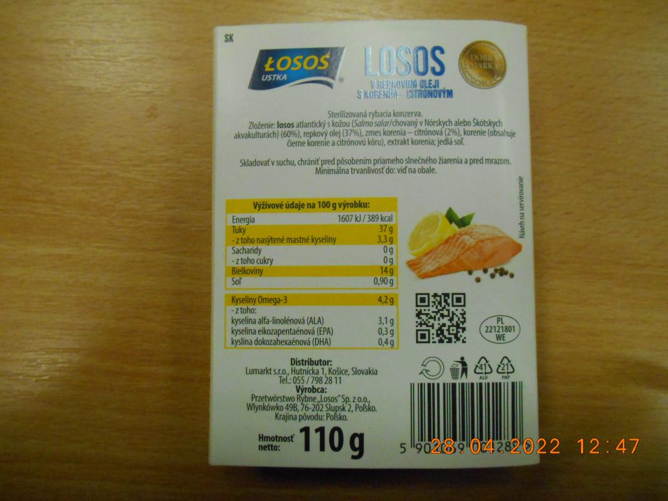 Na obale výrobku „LOSOS v repkovom oleji s korením citrónovým“ je nesprávnym spôsobom uvedený údaj o dátume minimálnej trvanlivosti. Na obale uvedené: „Minimálna trvanlivosť do: 01.2025“. Správny spôsob tohto údaja pri uvedení mesiaca a roka má byť: „Minimálna trvanlivosť do konca: 01.2025“. 