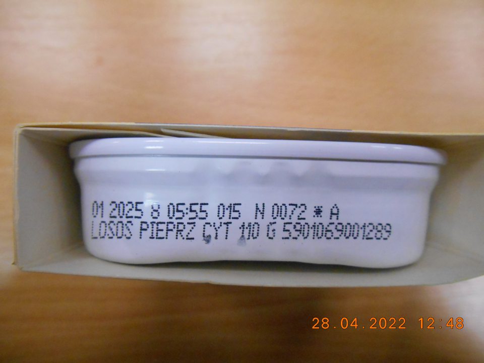 Na obale výrobku „LOSOS v repkovom oleji s korením citrónovým“ je nesprávnym spôsobom uvedený údaj o dátume minimálnej trvanlivosti. Na obale uvedené: „Minimálna trvanlivosť do: 01.2025“. Správny spôsob tohto údaja pri uvedení mesiaca a roka má byť: „Minimálna trvanlivosť do konca: 01.2025“. 
